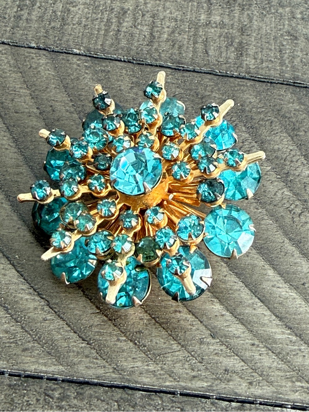 Vintage Two Tone Green Rhinestone Brooch Pin Round Gold Tone Unsigned Estate - Picture 2 of 5